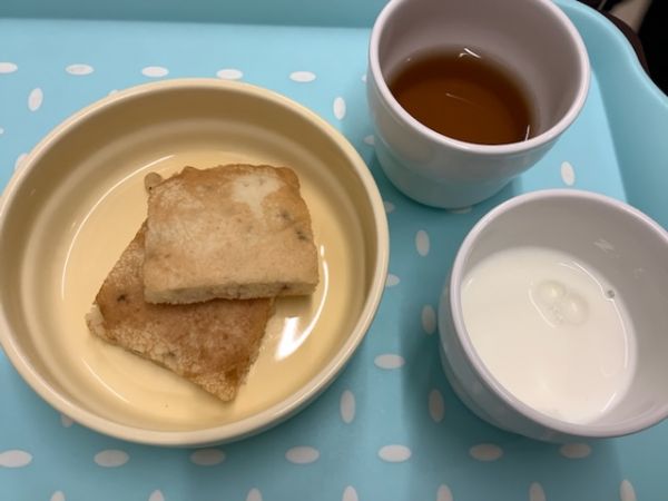 《常食》《アレルギー除去食》おやつはバナナみそセサミパンケーキです。