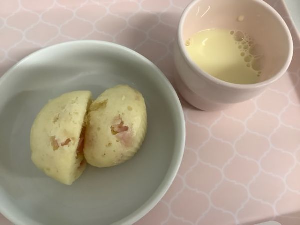 《常食》《アレルギー除去食》おやつは、ハムチーズ蒸しパンです。