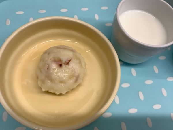 《常食》《アレルギー除去食》おやつは、米粉のハムチーズ蒸しパンです。