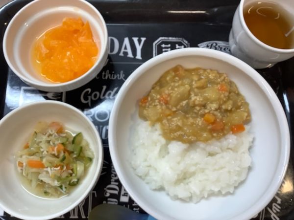 《中期B》昼食は、カレーです。