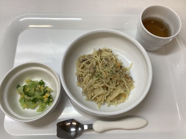 《常食》昼食は、きのことツナのスパゲティです。