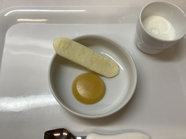 《常食》おやつは、オレンジゼリーです。