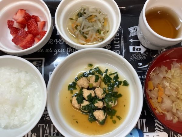 《中期B》昼食は、鶏ひき肉とほうれん草煮です。