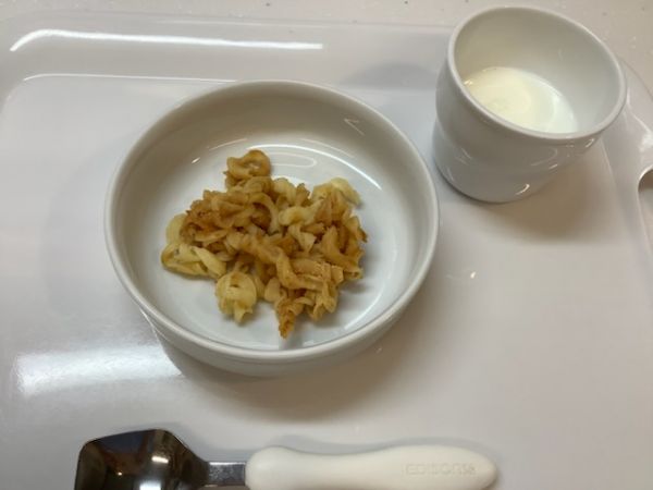 《常食》《中期B》おやつは、マカロニきなこです。