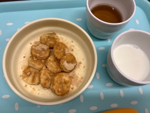 《常食》《アレルギー除去食》おやつは、バナナきなこです。