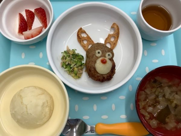 《常食》《アレルギー除去食》昼食は、トナカイハンバーグです。
