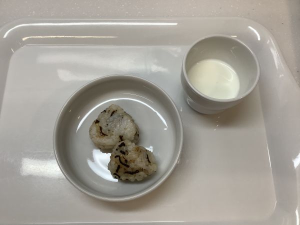 おやつごまと塩昆布のおにぎり