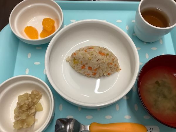 《常食》《アレルギー除去食》昼食は、ツナチャーハンです。