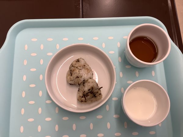 おやつアレルギー除去食昆布とごまのおにぎり