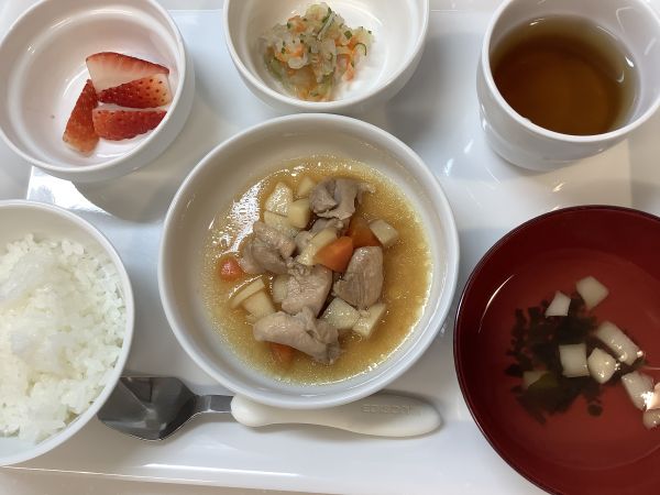 鶏肉と里芋の煮物です《常食》