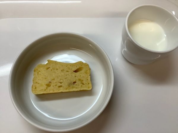 《常食》おやつは、スイートポテトケーキです。