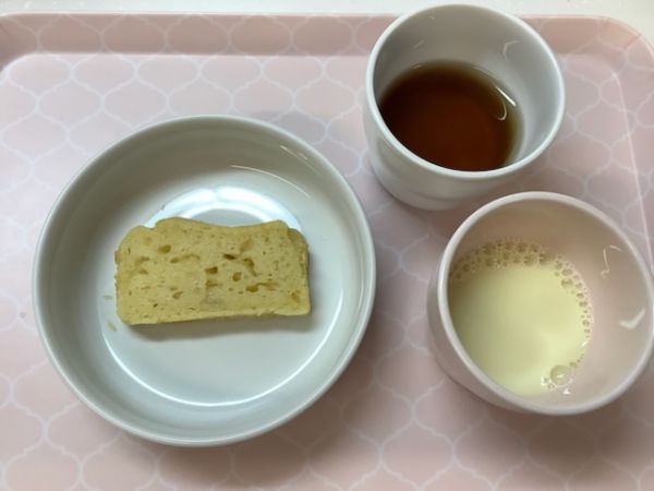 《常食》《アレルギー除去食》おやつは、スイートポテトケーキです。