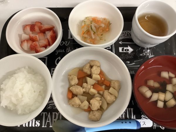 昼食は、鶏肉と里芋の煮物です。《中期B》