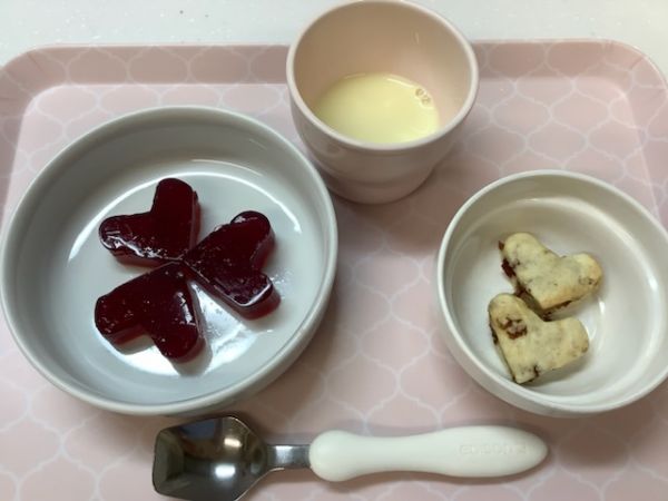 《常食》《アレルギー除去食》おやつは、ぶどうゼリーとクッキーです。