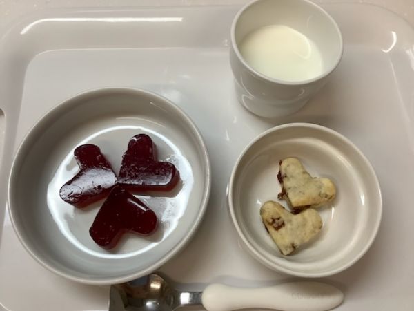 《常食》おやつは、ぶどうゼリーとクッキーです。
