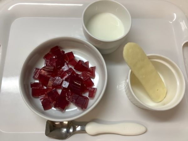 《中期B》おやつは、ぶどうゼリーとハイハインです。