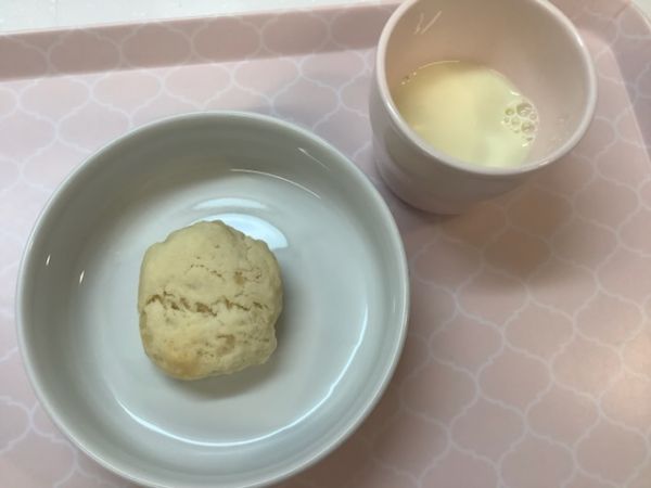 《常食》《アレルギー除去食》おやつは、チーズスコーンです。