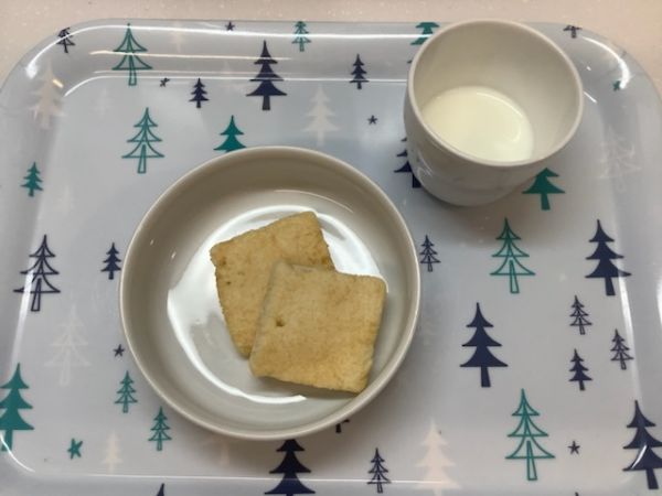《中期B》おやつは、米粉のチーズパンケーキです。