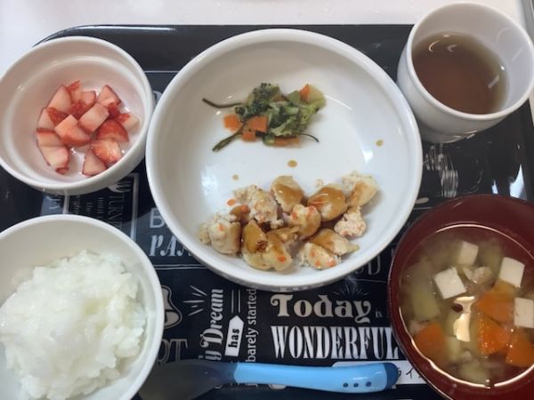 《中期B》昼食は、豚肉団子の甘酢あんかけです。