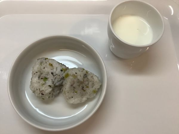 《常食》おやつは、かぶの葉おにぎりです。
