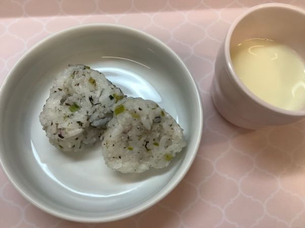 《常食》《アレルギー除去食》おやつは、かぶの葉おにぎりです。