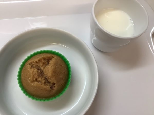 《常食》おやつは、黒糖レーズン蒸しパンです。