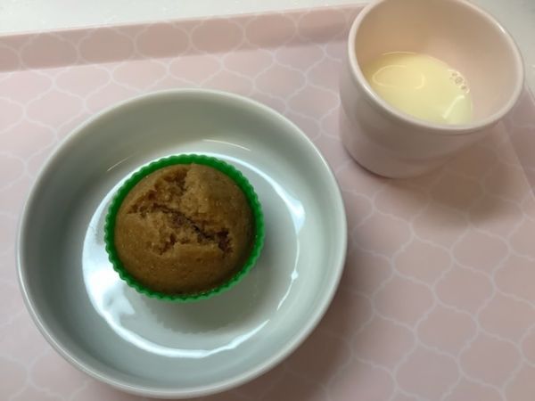 《常食》《アレルギー除去食》おやつは、黒糖レーズン蒸しパンです。