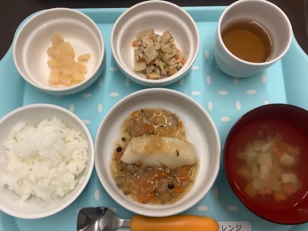 《常食》《アレルギー除去食》昼食は、かれいのあんかけです。