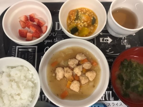 《中期B》昼食は、鶏肉団子と野菜煮です。