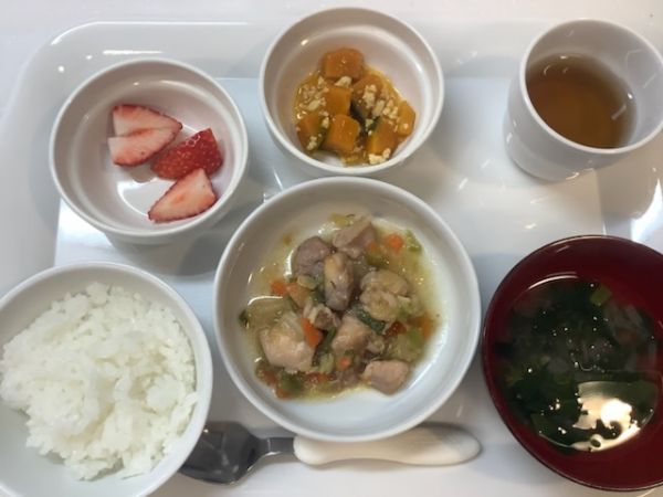 　《常食》昼食は、鶏ちゃん焼きです。