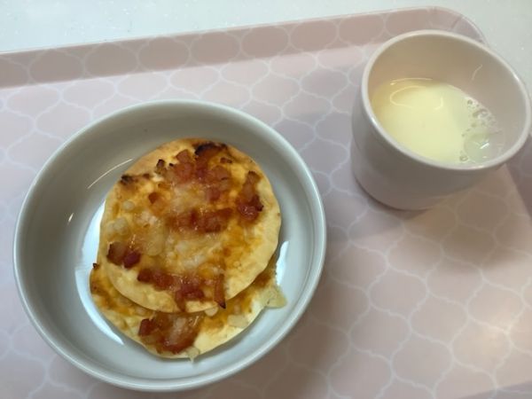 《常食》《アレルギー除去食》おやつは、ピザせんべいです。