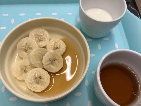 《常食》《アレルギー除去食》おやつは、みたらしバナナです。