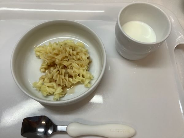 《常食》《中期B》おやつは、みたらしマカロニです。