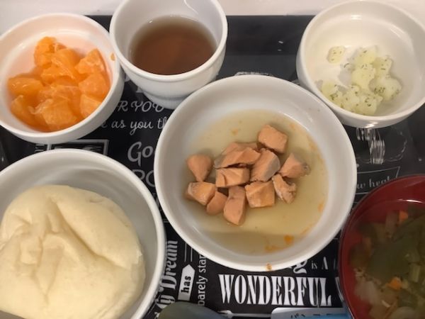 《中期B》昼食は、鮭のだし煮です。