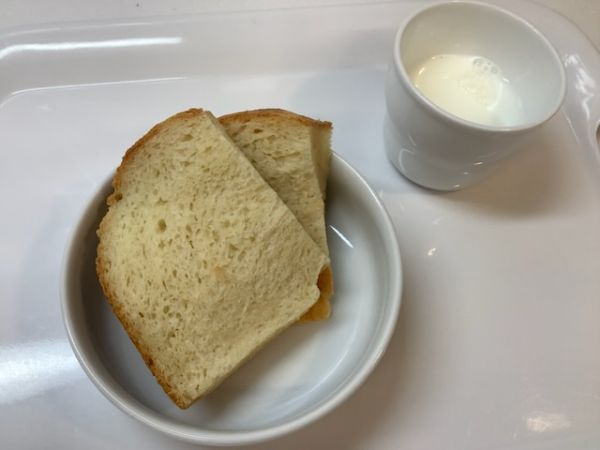 《常食》おやつは、チーズ食パンです。