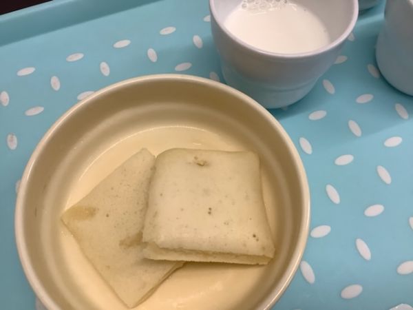 《常食》《アレルギー除去食》おやつは、米粉のチーズパンケーキです。