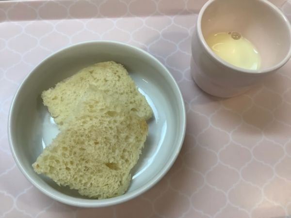 《常食》《アレルギー除去食》おやつは、チーズ食パンです。