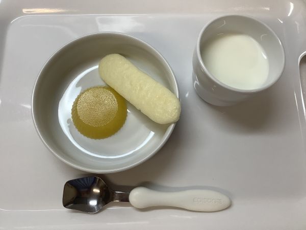 おやつは、オレンジゼリーです。《常食》