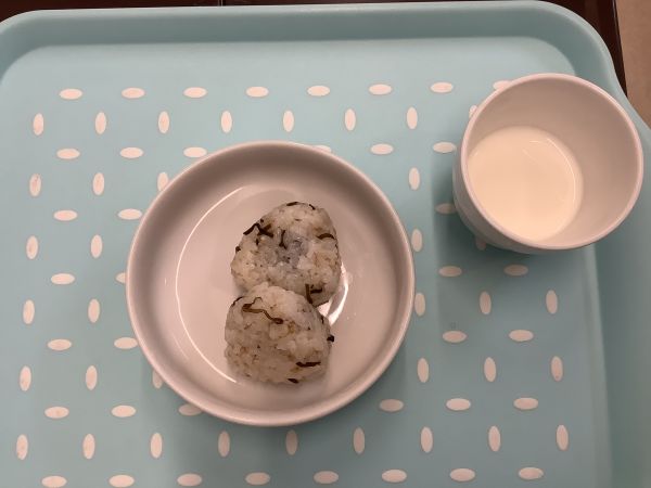 おやつアレルギー除去食昆布とごまのおにぎり