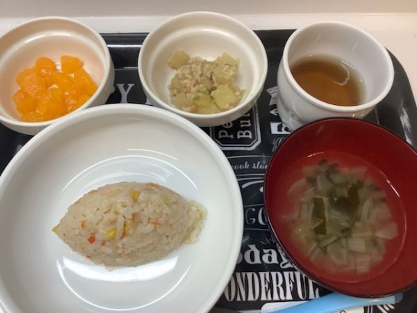 《中期B》昼食は、ツナチャーハンです。