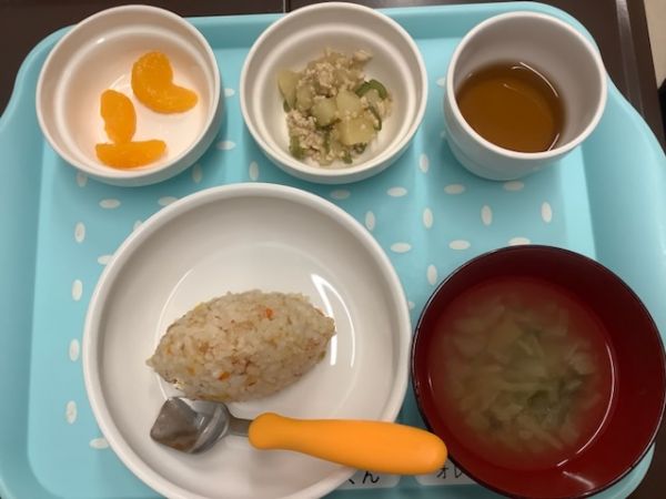 《常食》《アレルギー除去食昼食は、ツナチャーハンです。