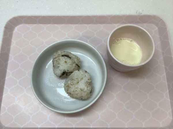 おやつアレルギー除去食昆布とごまのおにぎり