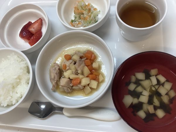 鶏肉と里芋の煮物です《常食》