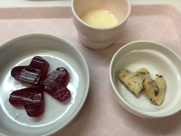 《常食》《アレルギー除去食》おやつは、ぶどうゼリーとレーズンクッキーです。