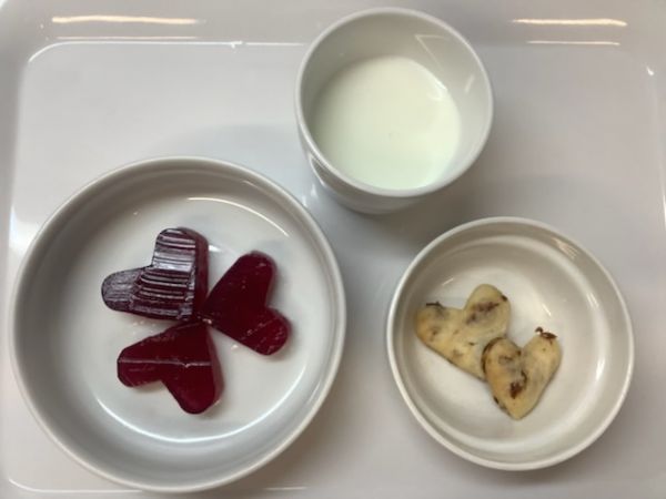 《常食》おやつは、ぶどうゼリーとレーズンクッキーです。