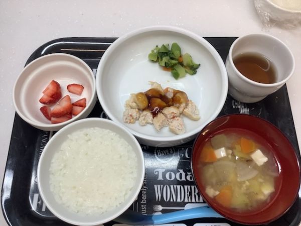 《中期B》昼食は、豚肉団子の甘酢あんかけです。