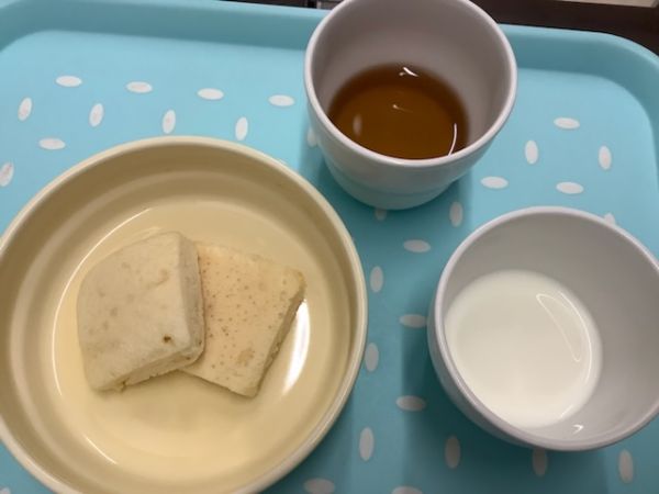 《常食》《アレルギー除去食》おやつは、米粉のチーズパンケーキです。