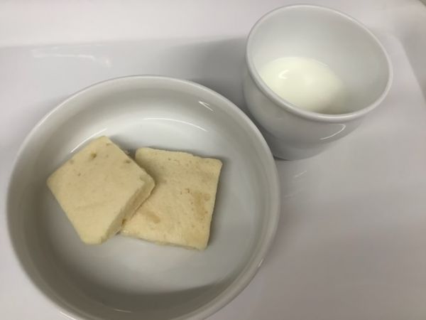 《中期B》おやつは、米粉のチーズパンケーキです。