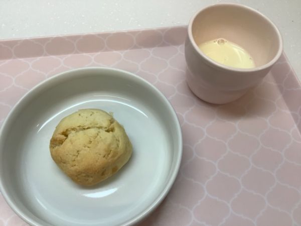 《常食》《アレルギー除去食》おやつは、チーズスコーンです。
