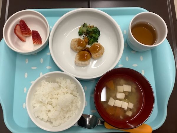 《常食》《アレルギー除去食》昼食は、豚肉団子の甘酢あんかけです。